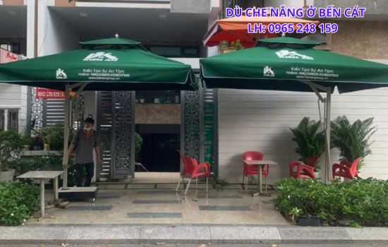 dù che nắng ở bến cát