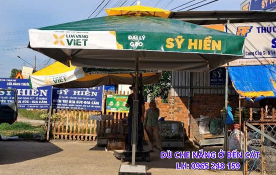 dù che nắng ở bến cát