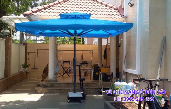 dù che nắng ở bến cát